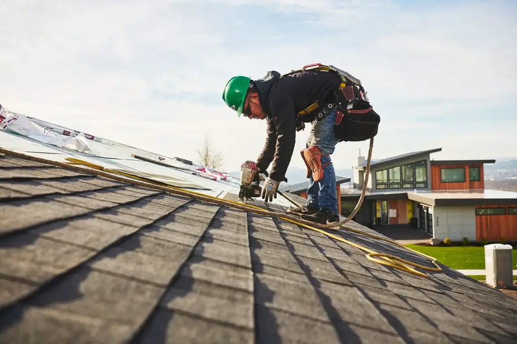 Choosing a Roofer: Checklist of Must-Have Qualifications